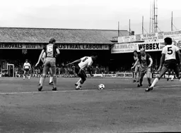 Brian Stein turns past Mark Wright