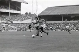 Vince Hilaire breezes past Steve Perryman