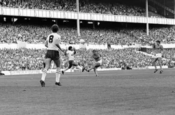 Wayne Turner strikes from distance