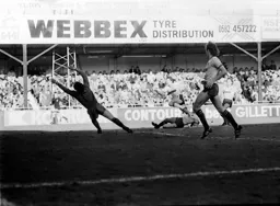 Steve Elliott strikes the winner