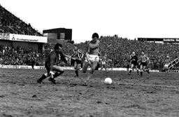 Mick Harford rounds the goalkeeper