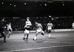 Brian Stein in a race to the ball