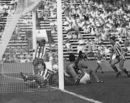 The all fall down as Brian Stein is unable to force the ball in the net