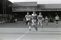 Mark Stein beaten to the ball