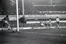 Mark Stein lobs in a cross