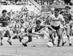 Stein beats the defenders to the ball