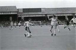 Mark Stein runs at Steve Bruce