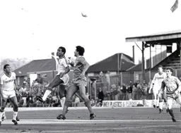 Mark Stein and Brian Gayle go for the ball