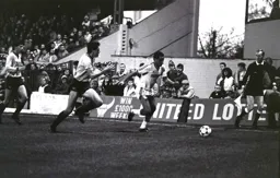 Brian Stein makes a run down the left but is closed down by future Hatter John Dreyer