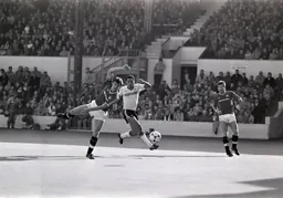 The ball goes across Kevin Moran and Brian Stein