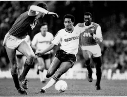 Here Stein Jnr is taking on Tony Adams and leaving David Rocastle in his wake