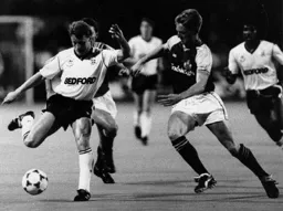 Danny Wilson prepares to shoot as Steve Davis moves in to block