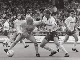 Lars Elstrup attempts to dispossess Gordon Strachan