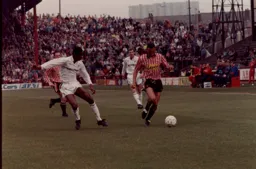 Marvin Johnson closes down Vinnie Jones