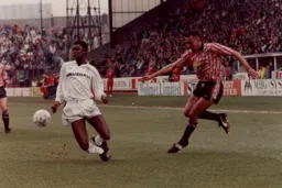 Marvin Johnson tries to intercept Vinnie Jones pass