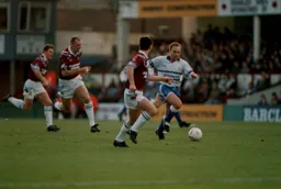 David Preece tries to get away from the chasing pack