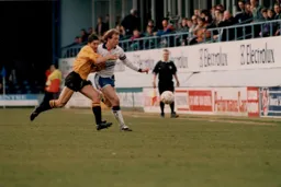 Kerry Dixon in a physical battle