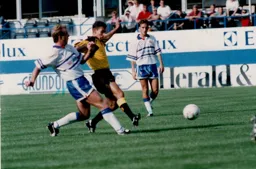 Kerry Dixon gets shot off before a defender can intervene