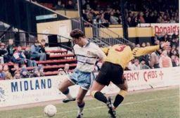 Scott Oakes gets Alan McCarthy in a right old tangle