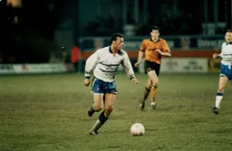 Des Linton looking for a team mate to pass the ball to.