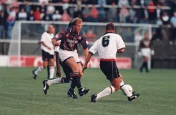 Kerry Dixon slides the ball through