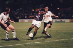 Dwight Marshall tries to break through