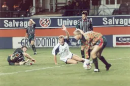 Kerry Dixon appeals for a foul