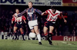 Kerry Dixon is unable to prevent a Saints clearance