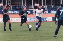 Steve Davis gets rid of the ball before being surrounded