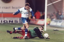 Vidar Riseth tries to go around the goalkeeper