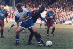 Bontcho Guentchev tangles with his old teammate Gus Uhlenbeek