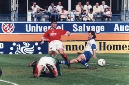 Bontcho Guentchev misses the ball