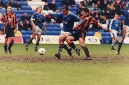 Tony Thorpe about to challenge ex-Hatter Des Linton who moved to Luton with Thorpe from Leicester
