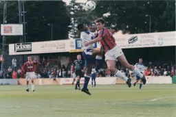 Dwight Marshall in a heading duel with Franck Rolling