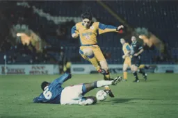 Tony Thorpe hurdles over Stephane Pounewatchy