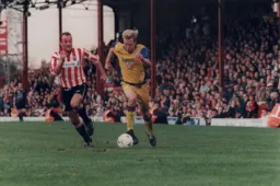 David Oldfield gets away from Jamie Bates