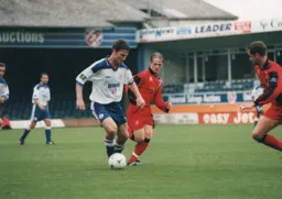 Steve Davis pushes forward