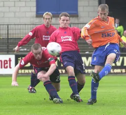 Lee Mansell gets in a cross