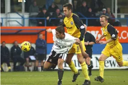 Dean Crowe battles through