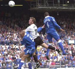 Steve Howard heads the ball