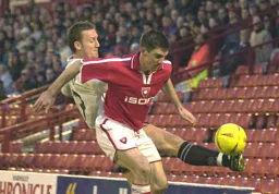 Steve Howard reaching to win the ball