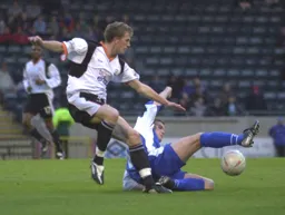 Lee Mansell in a midfield tussle