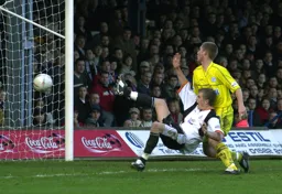 Lee Mansell just misses the target