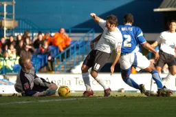 Steven Howard and the Ipswich goalkeeper compete for the ball