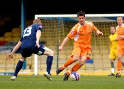 Steve Robinson looks to take on his opponent