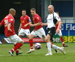 Sam Parkin taking on the defence himself!