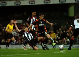 Chris Martin is surrounded by Mariners defenders