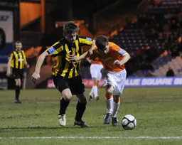 JJ O'Donnell leaves the Gloucester defender in his wake