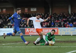 Elliot Lee loses out to a certain James Shea.