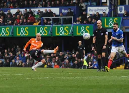 Luke Guttridge fires one in